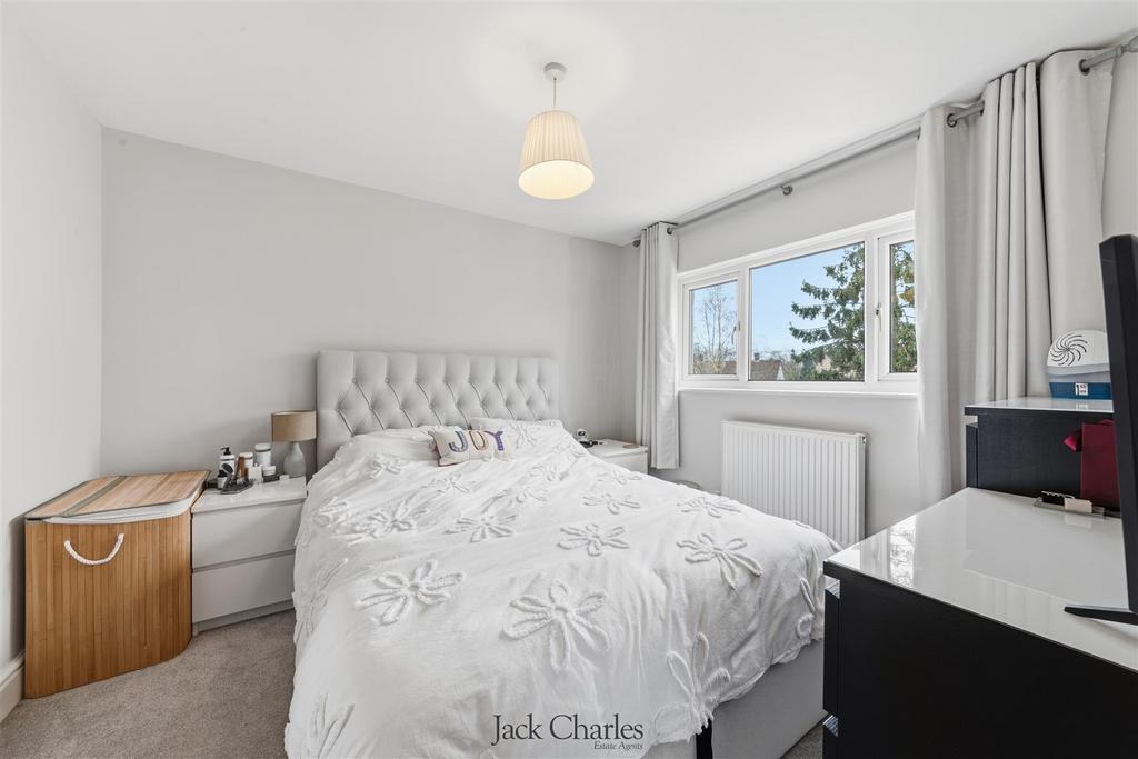 39 Gainsborough Gardens-4.jpg