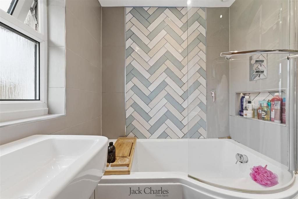 39 Gainsborough Gardens-3.jpg
