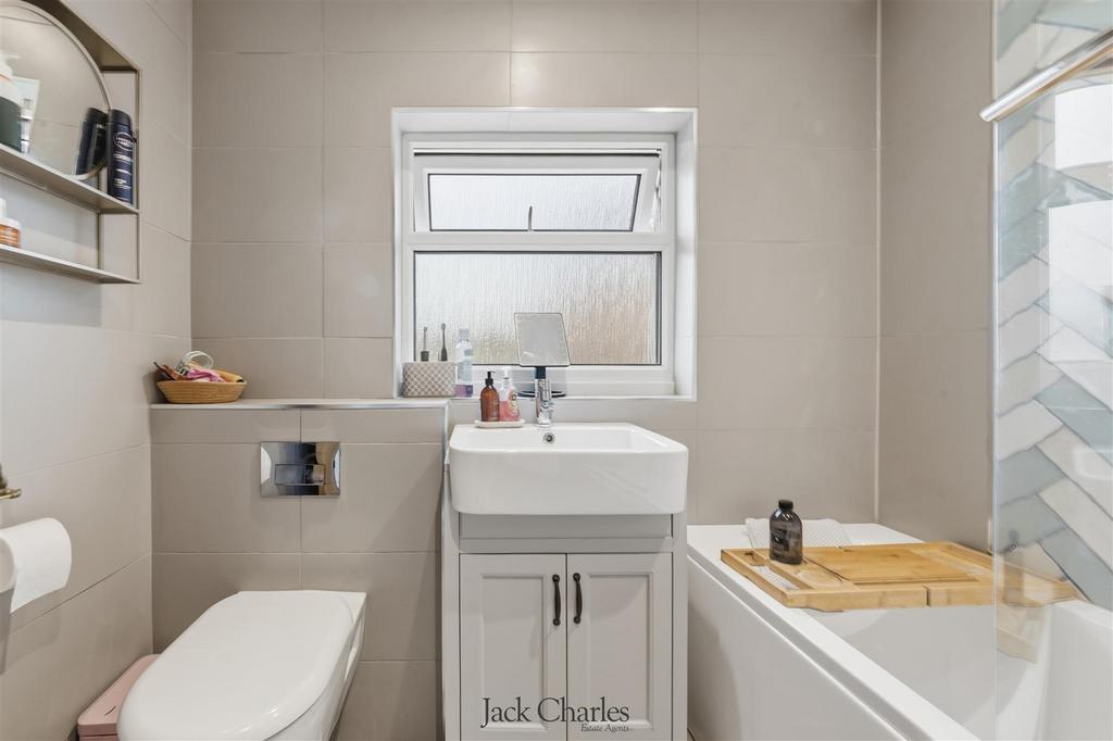 39 Gainsborough Gardens-2.jpg