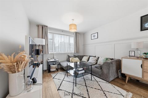 3 bedroom semi-detached house for sale, Gainsborough Gardens, Tonbridge