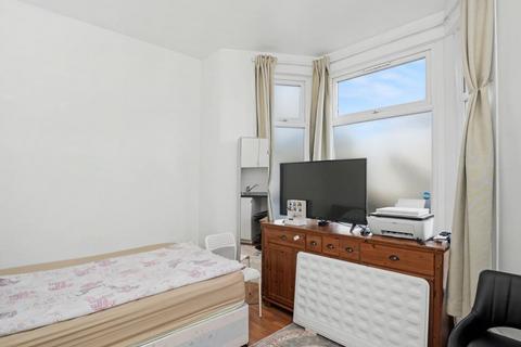 2 bedroom flat for sale, Wellwood Road, Ilford IG3