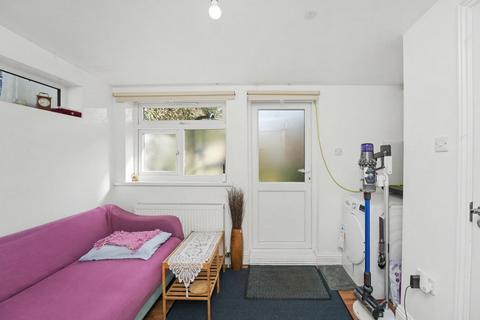 2 bedroom flat for sale, Wellwood Road, Ilford IG3