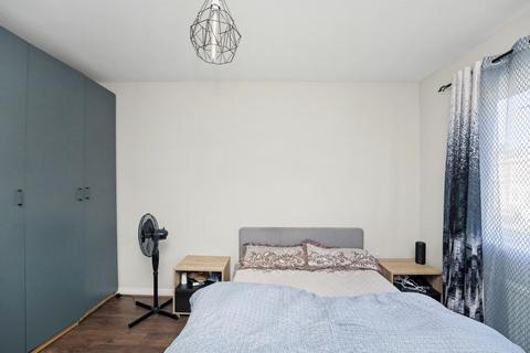 1 bedroom flat for sale, Chigwell Road, London E18