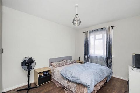 1 bedroom flat for sale, Chigwell Road, London E18