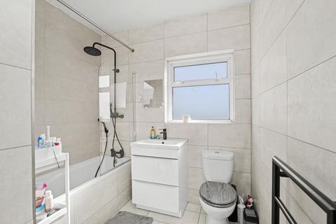 1 bedroom flat for sale, Chigwell Road, London E18