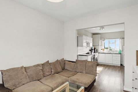 1 bedroom flat for sale, Chigwell Road, London E18