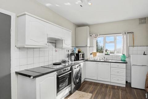 1 bedroom flat for sale, Chigwell Road, London E18