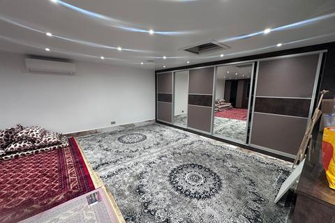 undefined, Broad Walk, Hounslow TW5