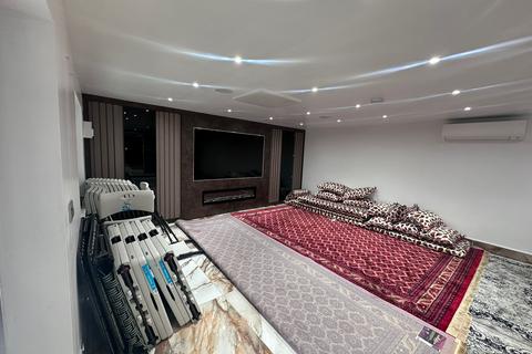 undefined, Broad Walk, Hounslow TW5