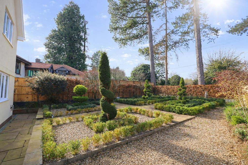 16 Catmos Pk Rd Front Garden 3.png