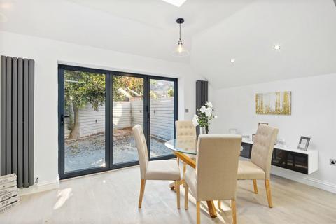2 bedroom flat to rent, Leythe Road, London, W3
