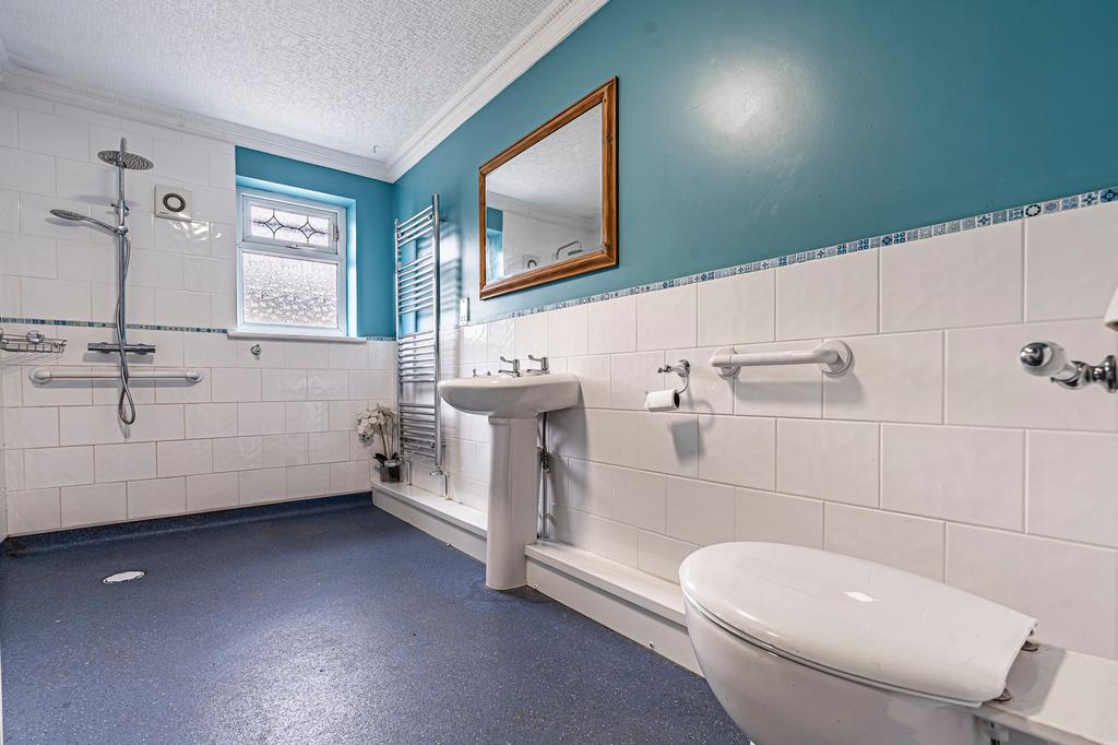 Bathroom (Ground Floor)