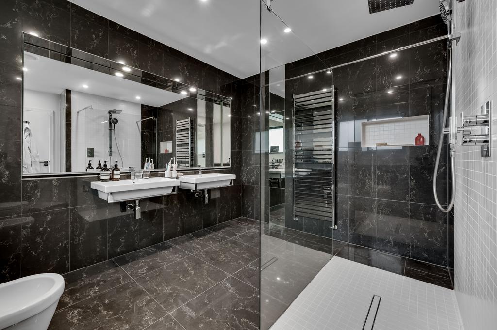 Ensuite Bathroom 1