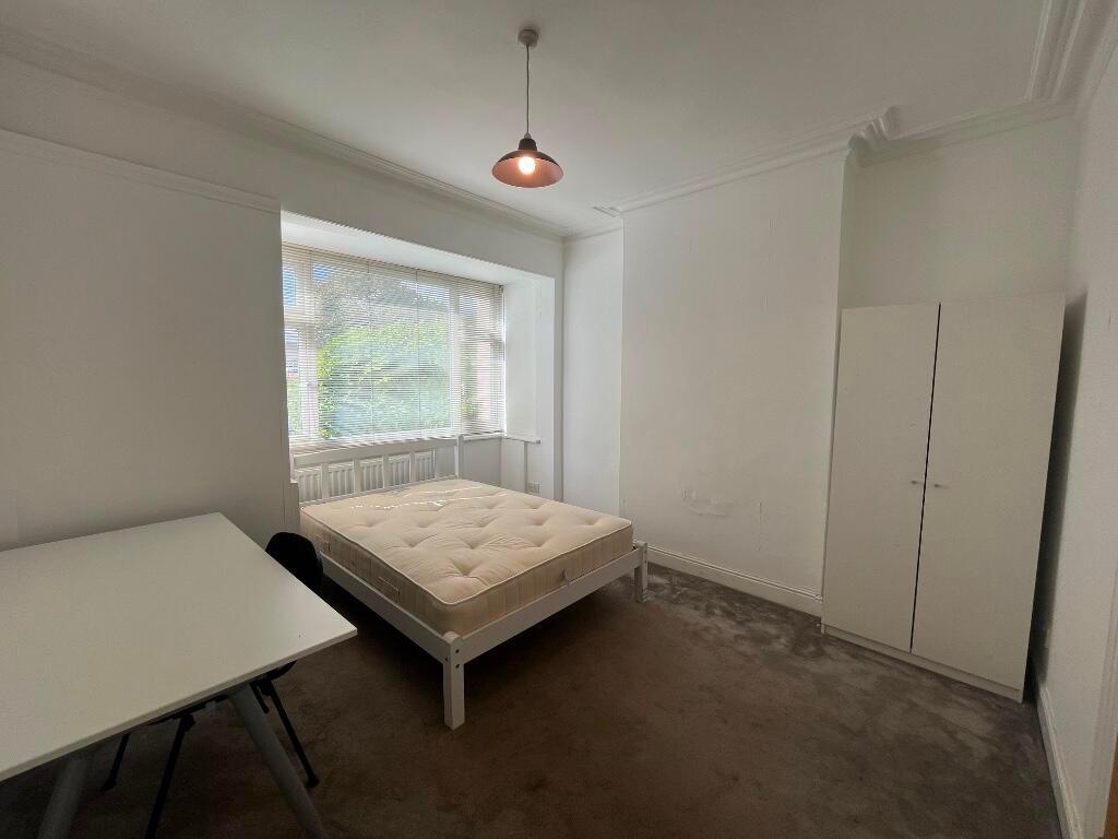 Bright double bedroom with a large bay window, ...