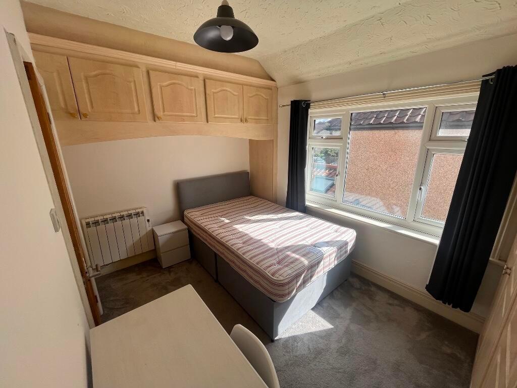 Bright single bedroom with a comfortable divan ...