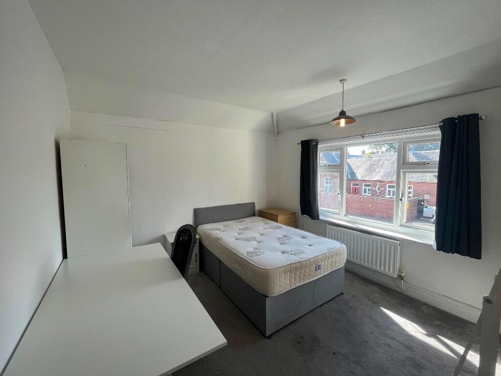 Bright, tidy double bedroom with a comfortable ...