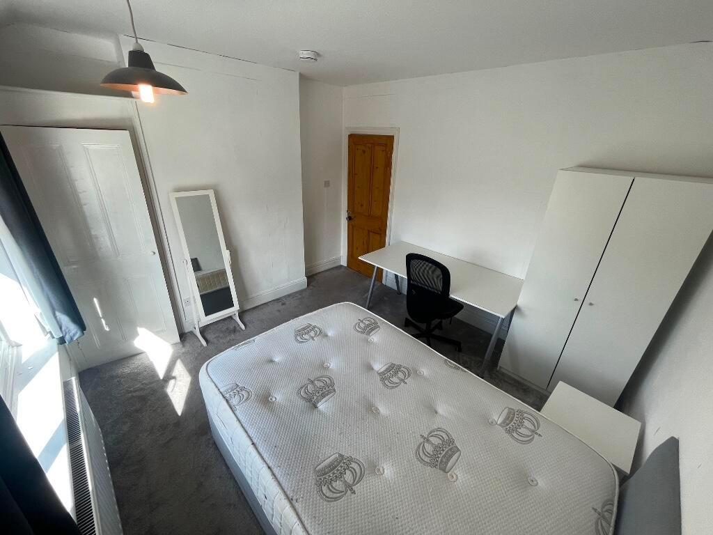Bright, simply furnished double bedroom with a ...