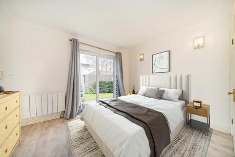 2 bedroom flat to rent, Kempton Court, Sunbury-On-Thames TW16