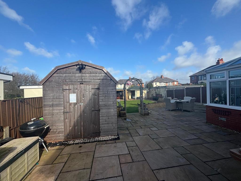 Rear garden paved area