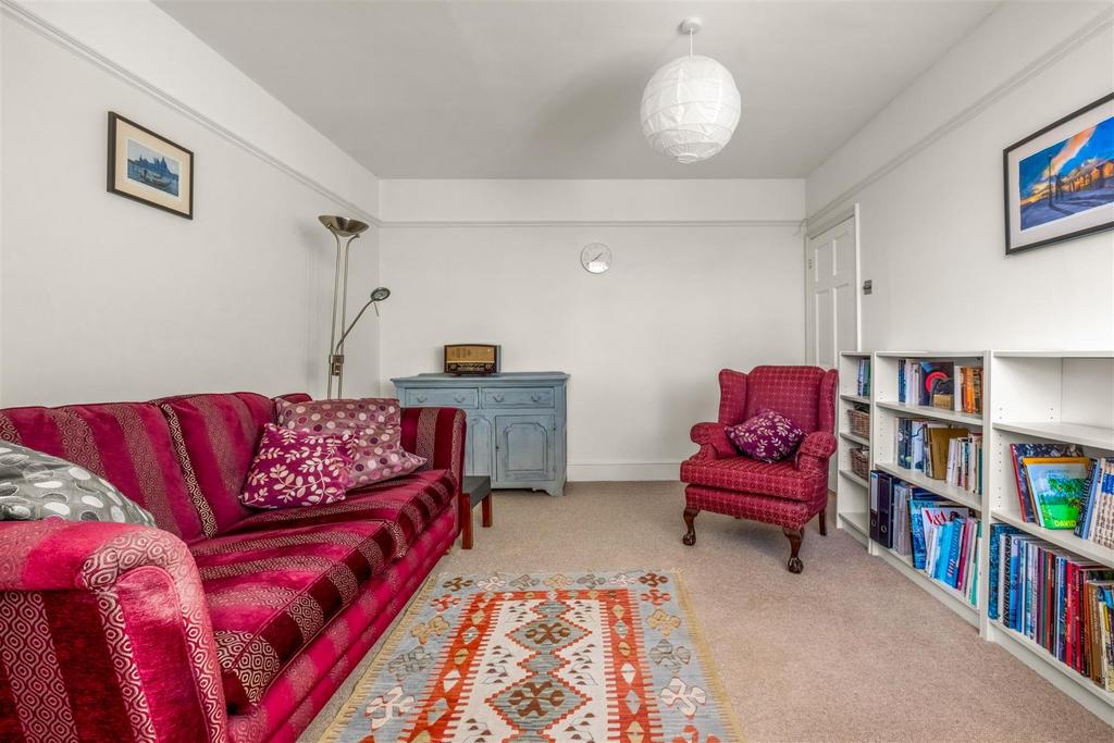 7a Barrowfield Drive-7.jpg