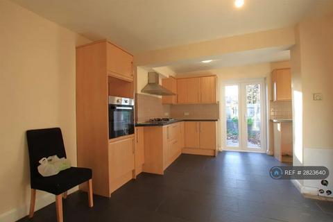 3 bedroom semi-detached house to rent, Beavers Lane, Hounslow, TW4