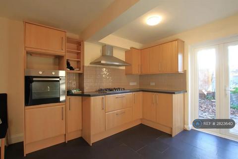 3 bedroom semi-detached house to rent, Beavers Lane, Hounslow, TW4
