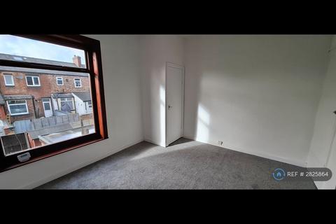 2 bedroom terraced house to rent, Mills Hill Road, Manchester, M24