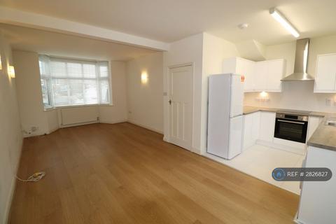 3 bedroom semi-detached house to rent, Kingsley Road, Northampton, NN2