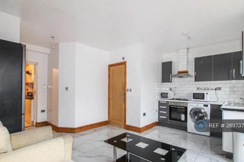 1 bedroom in a house share to rent, Beaconsfield Road, Southall, UB1