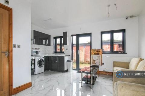 1 bedroom in a house share to rent, Beaconsfield Road, Southall, UB1