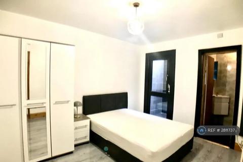 1 bedroom in a house share to rent, Beaconsfield Road, Southall, UB1