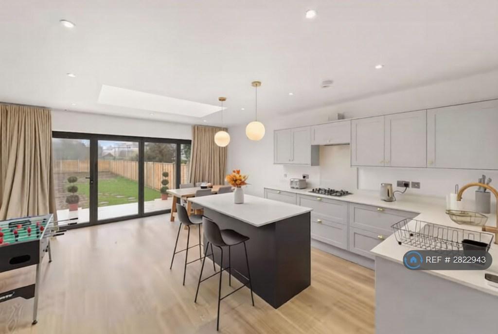 Kitchen & Dining