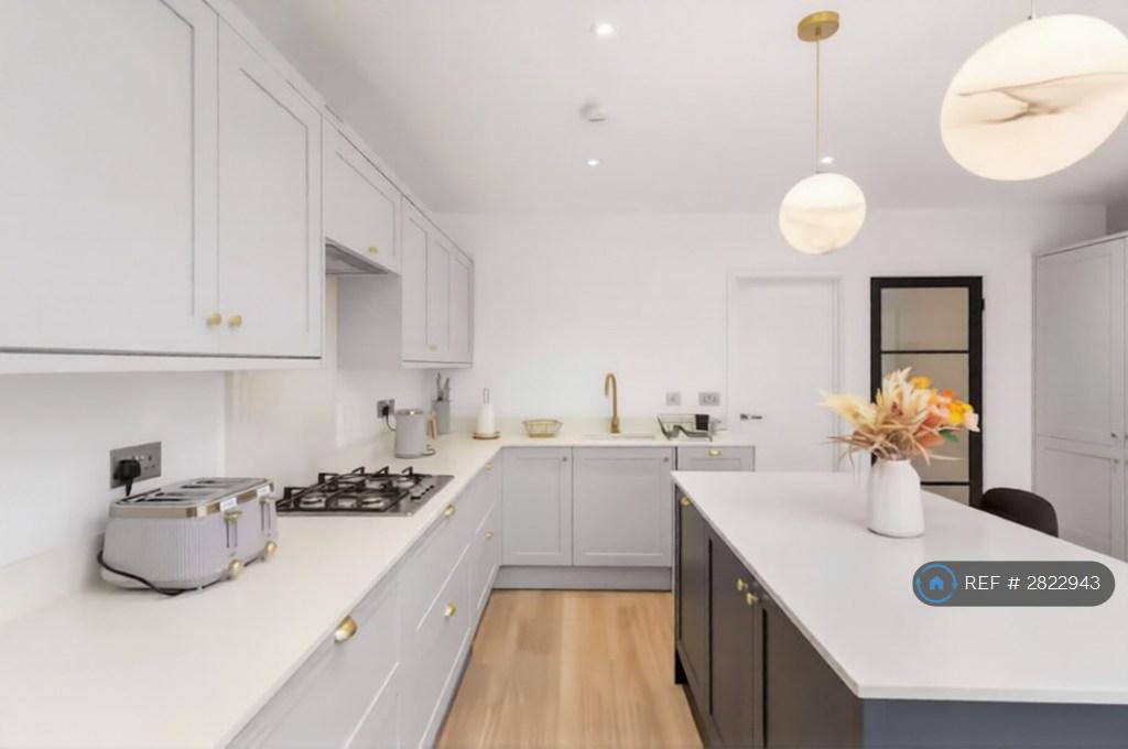 Kitchen & Dining