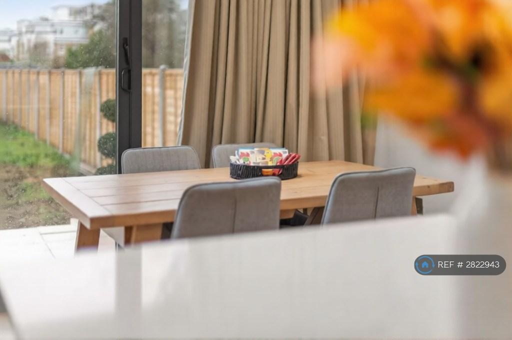 Kitchen & Dining
