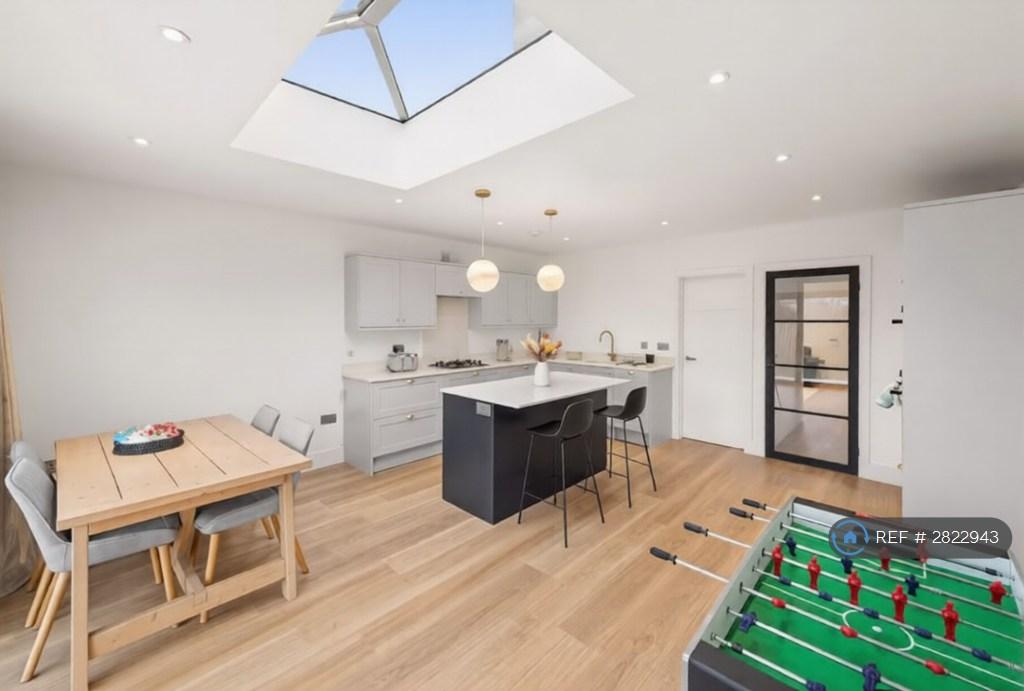 Kitchen & Dining