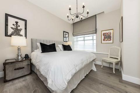 undefined, Great West Road, Brentford TW8