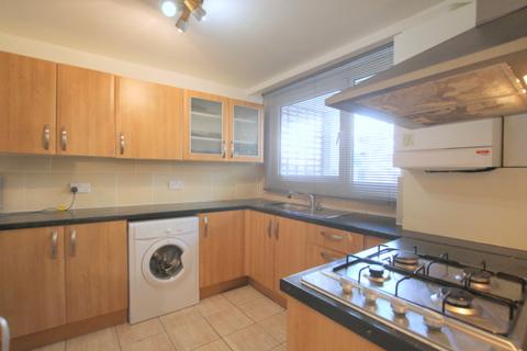 3 bedroom flat to rent, Parkham Street, London SW11