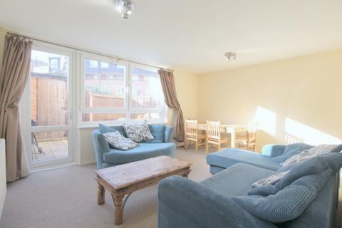 3 bedroom flat to rent, Parkham Street, London SW11