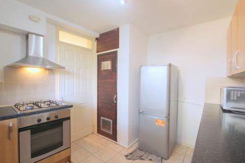 3 bedroom flat to rent, Parkham Street, London SW11