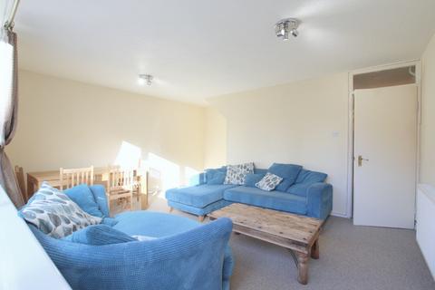 3 bedroom flat to rent, Parkham Street, London SW11
