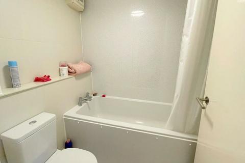 1 bedroom flat for sale, Seymour Way, Sunbury-on-Thames TW16