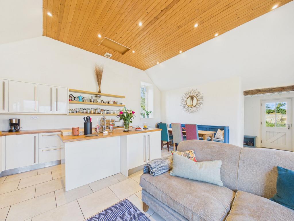 Kitchen / Dining Area