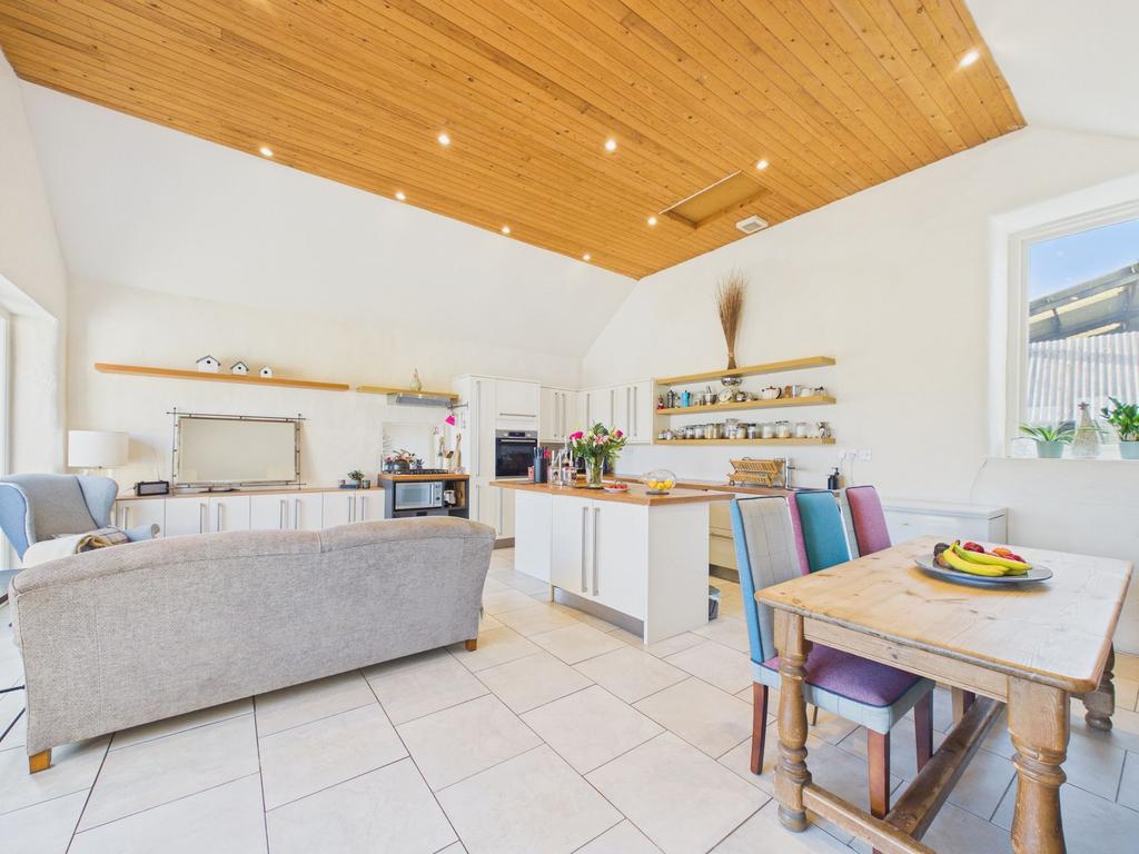 Kitchen / Dining Area