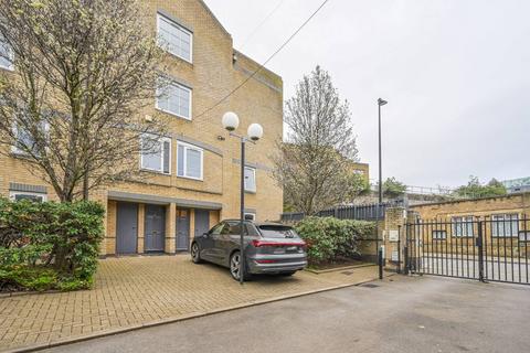 2 bedroom flat to rent, Conant Mews, Aldgate, London, E1
