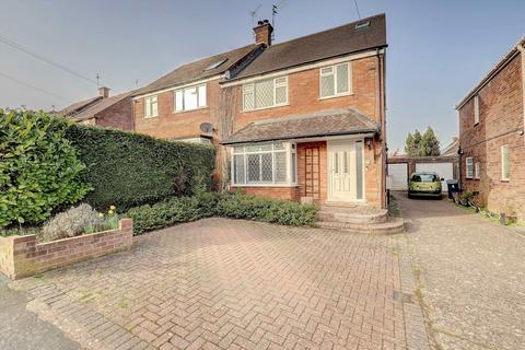 4 bedroom semi-detached house for sale - Cedar Avenue, High Wycombe HP15