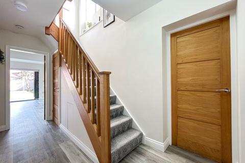 4 bedroom semi-detached house for sale, Hastings Road, Manchester M30
