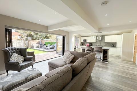 4 bedroom semi-detached house for sale, Hastings Road, Manchester M30