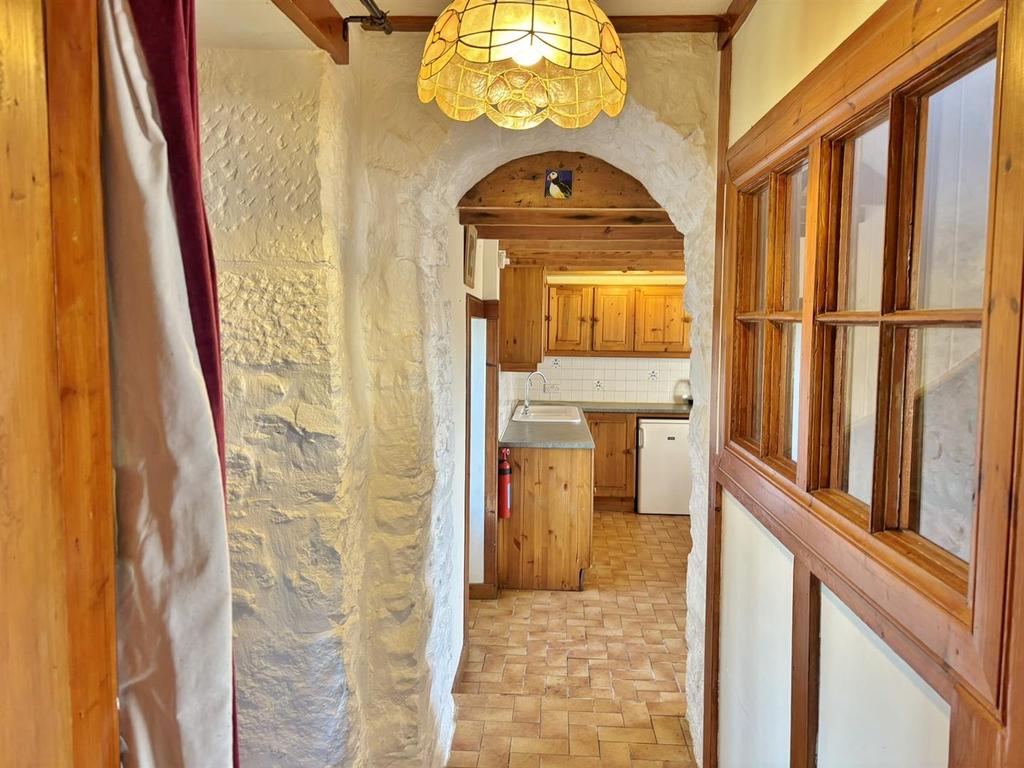 Entrance hall to the kitchen