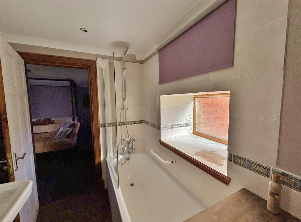 Bedroom 1 ensuite bathroom