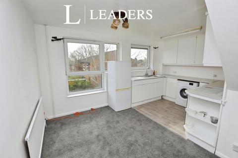 3 bedroom terraced house to rent, Sullivan Close, CO4